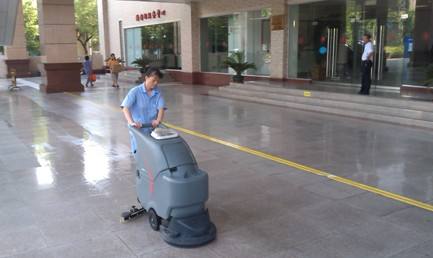 高美手推式洗地機.jpg 高美手推式洗地機.jpg